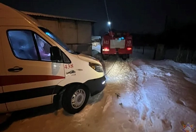 Спасатели Гомельщины отбуксировали автобус с детьми и скорую помощь